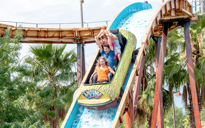 Aan de Côte d'Azur is een hoop te beleven voor gezinnen met kinderen. In dit artikel lichten we de leukste pretparken, dierentuinen en waterparken uit.